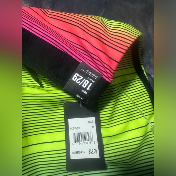 HURLEY SWIM TRUNKS/BOARD SHORTS BOYS SIZE 18 New - Picture 3 of 8